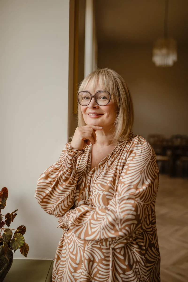 Iza Nowaczyk w jasnym wnętrzu