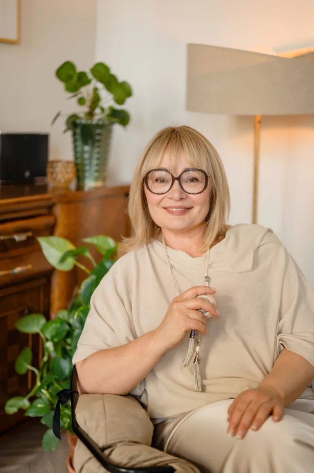 Iza Nowaczyk patrząca z uważnością w stronę rozmówcy