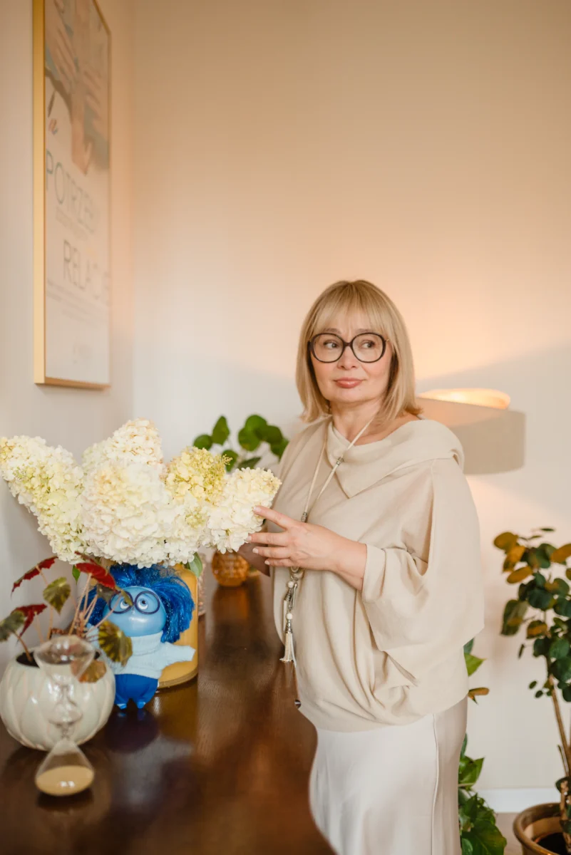 Iza Nowaczyk w jasnym wnętrzu